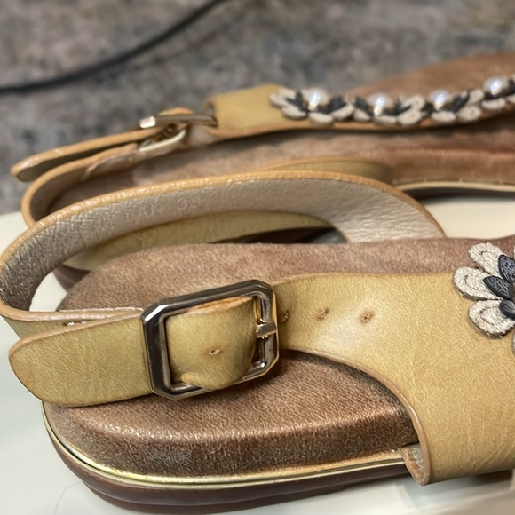 Patrizia by Spring Step Setrells Women’s Flat Sandals Size 38 (US 7.5-8)
Tan - Picture 9 of 13